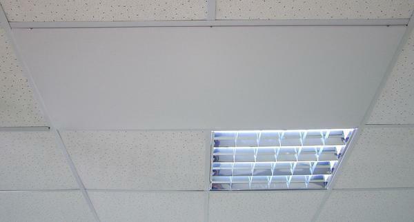 Infrardeče ogrevanje plošče so pogosto nameščeni v pisarnah