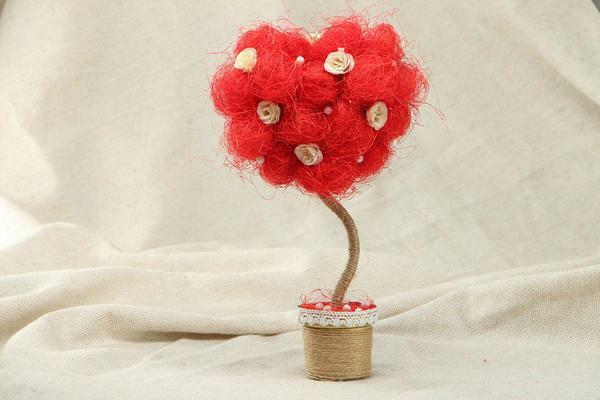 To make the heart shape is very simple with the help of tangles of threads. It is better to choose a red color, and you can diversify the composition with the help of miniature white roses