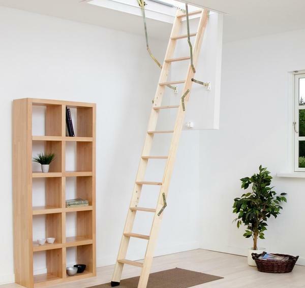 Folding stigen til loftet, som er lavet af træ, er ikke mindre populære og efterspurgte i land huse