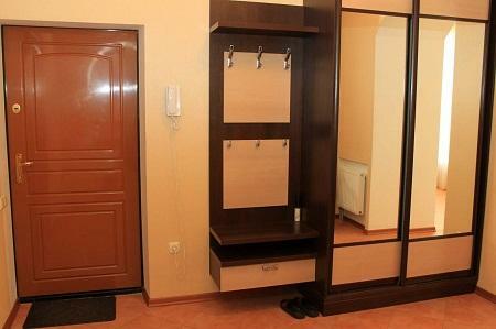 Koridor adalah tempat yang tepat untuk lokasi lemari dengan cermin, di mana Anda dapat memeriksa penampilan Anda sebelum meninggalkan rumah