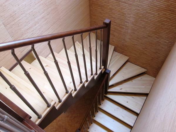 Zabezhnymi lépcsőn lehet mind a fém és fa
