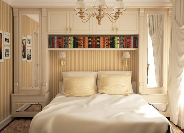 Navpične črte za majhno spalnico, okrašena v angleškem klasičnem slogu.