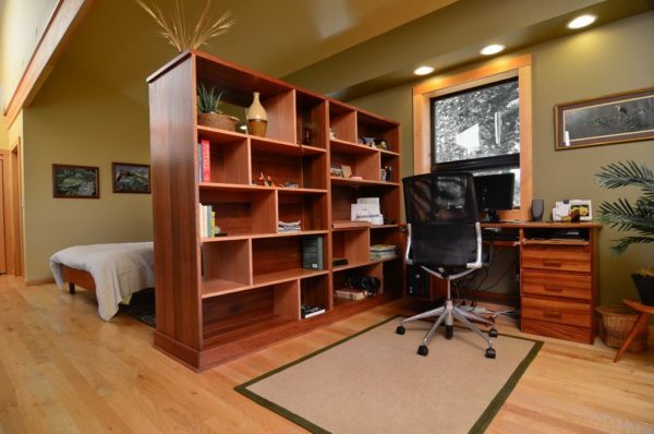 Thanks to the shelf partition get comfortable working area, hidden from the rest of the living room