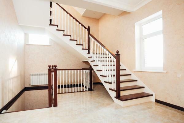 Nustatykite į namus laiptais gali būti nepriklausomai, kruopščiai iš anksto susipažinti su remonto darbų tvarkos