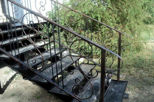 Pouličné schody kovové: na druhom poschodí, fotografie zo železa svedčiť