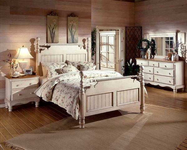 Kao podnu oblogu za spavaću sobu u stilu shabby chic je dobro prilagođen drveni pod smeđe boje