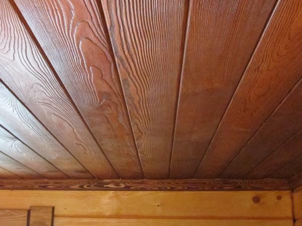 Por lo general, techo de madera requiere un procesamiento adicional para darle la apariencia estética