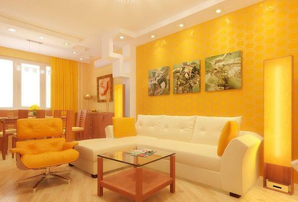 Em um esforço para expandir o espaço visualmente, o proprietário escolhe o papel de parede amarelo, enfatiza a dignidade e habilmente esconder possível plano instalações deficiências
