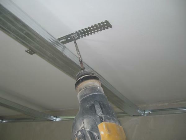 Afin de ne pas endommager le plafond de plaques de plâtre dans le processus d