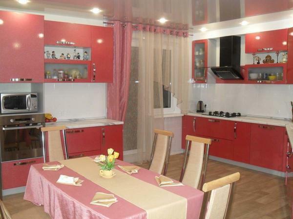 Curtains in the kitchen should be harmoniously combined with furniture and decoration materials