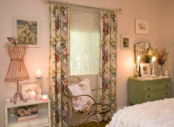 Gordijnen voor de slaapkamer in stijl Shabby-chic moeten worden geselecteerd in pastelkleuren