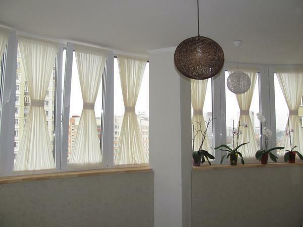 There are special fasteners that allow you to hang curtains without using the ledge