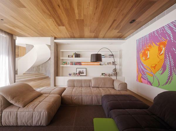 Make the room original and unusual is capable of a ceiling made of a parquet board, which, apart from its excellent aesthetic qualities, has good sound insulation