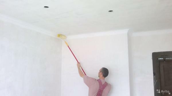 When self-painting the ceiling, it is important to pay attention to the puttying of the surface