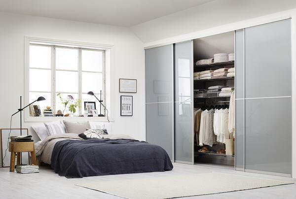 Padalinkite miegamasis ir persirengimo kambarys, galite naudoti stumdomas duris