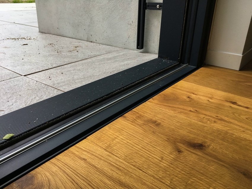 Placement of the door seal on the threshold