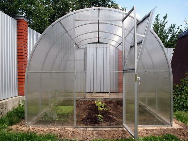 Installation av polykarbonat växthus: med händerna video, installation och undervisning ordentlig jord på platsen