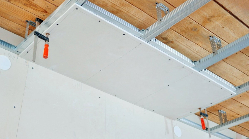 Når man opretter falske lofter, er GVL -paneler fastgjort til en trækasse eller en metalkasse