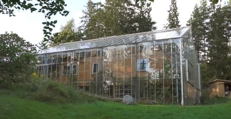 House in the greenhouse - this is an unexpected solution that allows you to solve many problems