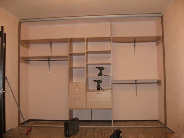 Before you start collecting the closet you should carefully study the drawings and prepare the necessary tools