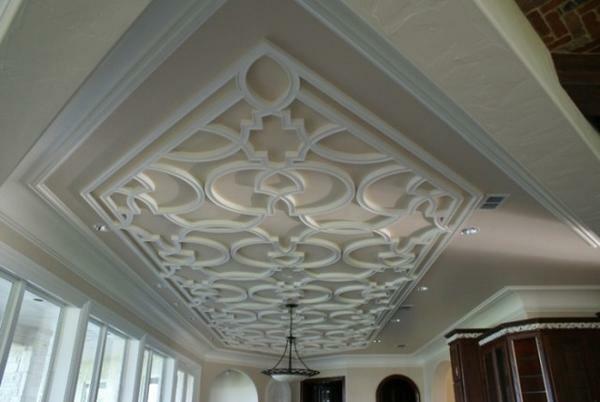 Avec le stuc ne peut pas seulement créer un intérieur unique de la maison, mais aussi pour cacher les défauts du plafond