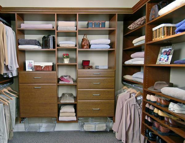 In the dressing room must be present drawers, shelves and department for outerwear