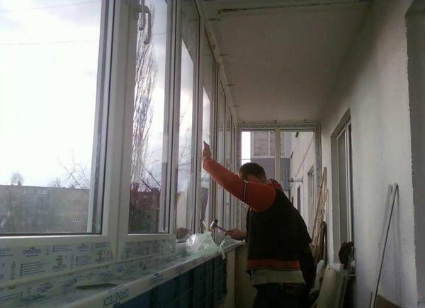 Zasklievanie balkónov s rukami - to nie je ľahká úloha