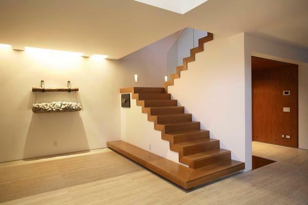 The staircase in the wooden house: photo of the entrance, what is the size, the designs of the metal
