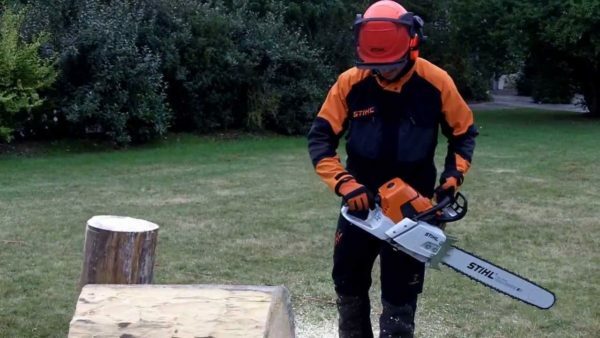 Do not forget to put on the headphones before starting the chainsaw
