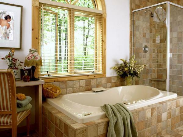 To decorate the window opening in the bathroom, experts recommend using blinds
