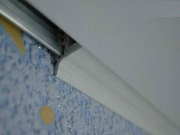 Baguette PVC strækning loft er meget lettere i vægt og mere mobil, men når de køber omhyggeligt kontrollere kvaliteten af ​​materialet