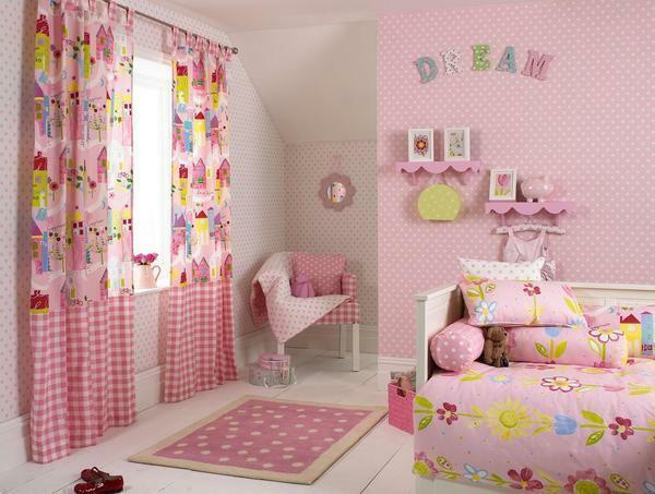Perfectamente papel pintado rosado se verá en la habitación de los niños