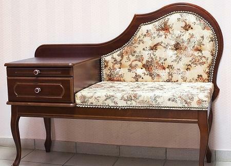 En liten soffa kan ge tröst hall och göra det vackrare