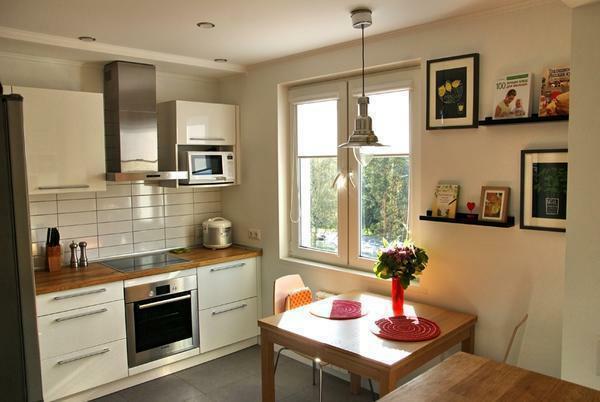 Viele Menschen bevorzugen benachbarte Wohnküche im skandinavischen Stil zu zeichnen, weil dieser Innenraum durch Einfachheit, Kürze und Funktionalität auszeichnen