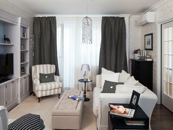 Selbst ein kleines Wohnzimmer können Sie ein funktionales Möbel und originelle Dekorationen ordnen