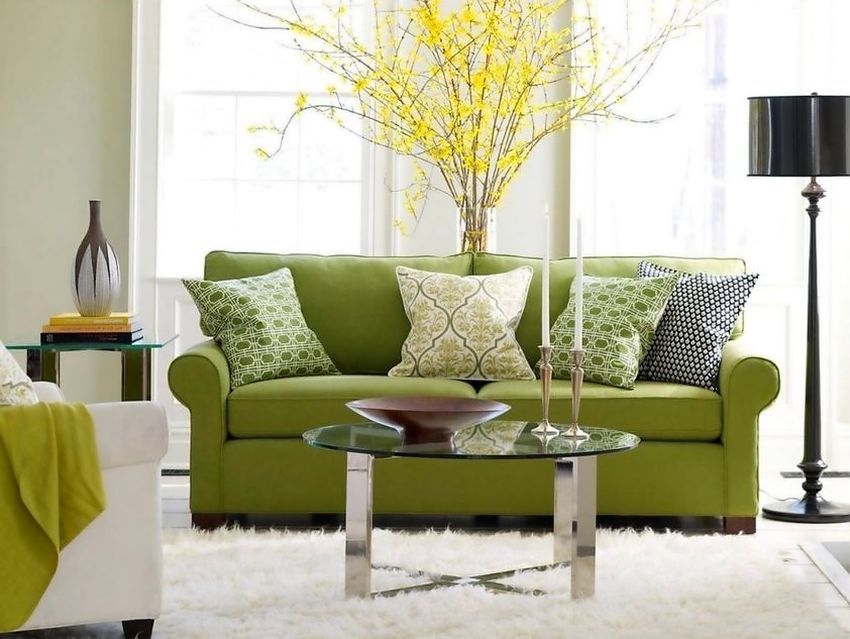 Bright grön färg i vardagsrummet designen