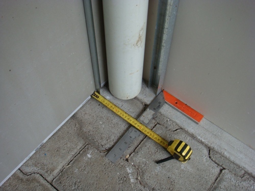 On tärkeää paljastaa tasainen kulma turvata ohjauselementit lattialle ja katto