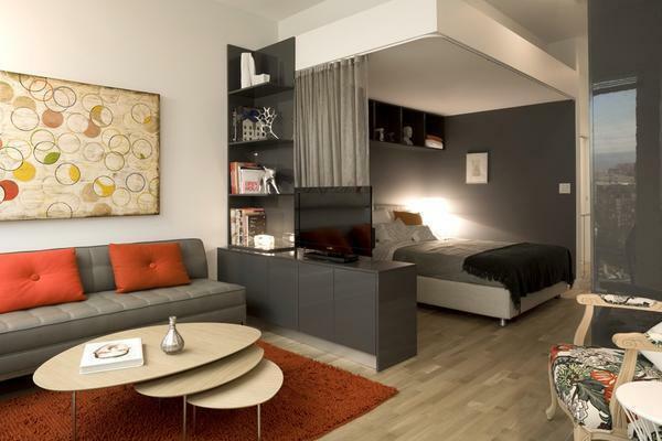 No dzīvojamās istabas un guļamistabas nodalīšana ļauj vienā telpā, ne tikai atpūsties, bet arī saņemt apmeklētājus