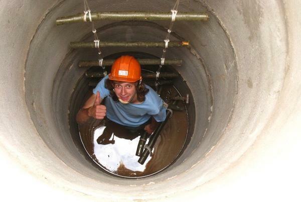 Thanks to the rope ladder you can easily go down to the bottom of the well