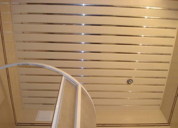 Aluminum strip has a lot of advantages, in particular, the ceiling of it will be extremely durable, as well as eliminate the need for preliminary leveling of the surface