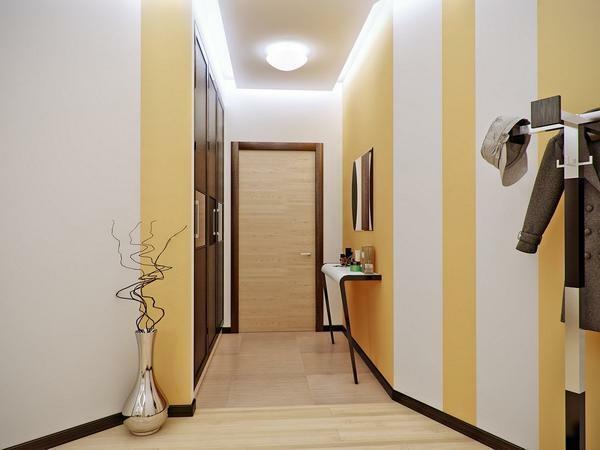 Spalvingas dizainas puikiai tinka mažame koridoriuje, nes ryškių atspalvių gali vizualiai padidinti kambarį