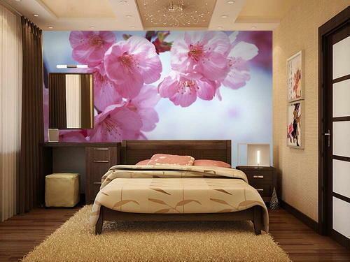 Blommiga tapeter skapar en atmosfär av komfort i rummet