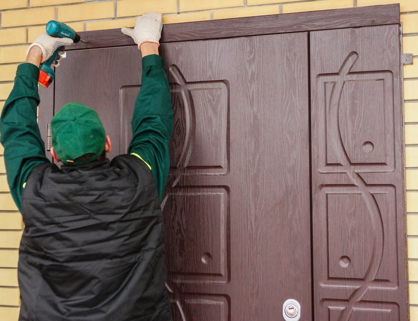 Proces renowacji starych drzwi wejściowych z listwą ozdobną