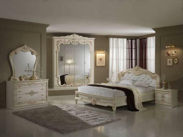 Klasik tarzda yatak odası odası tasarımı göz önüne alındığında, entegre kulaklık seçilmelidir