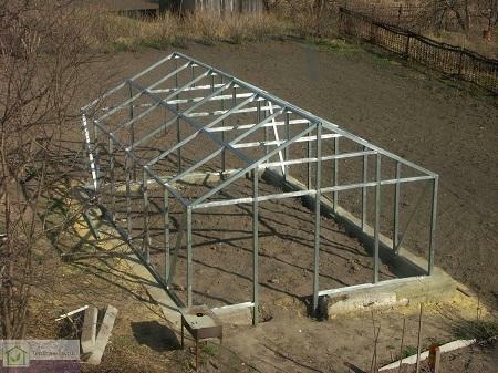 It is not difficult to produce greenhouses from the profile, so any person can cope with this after studying the theory