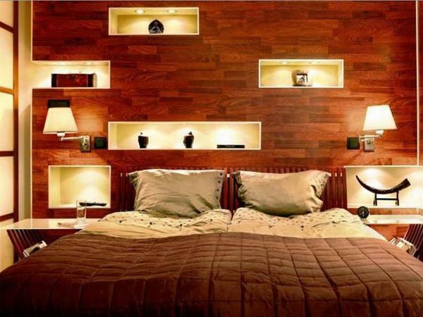Im Schlafzimmer ist die geringe Größe ist es am besten Low-Power-Lampen zu verwenden, aber die umständliche Kronleuchter aufgegeben werden sollte