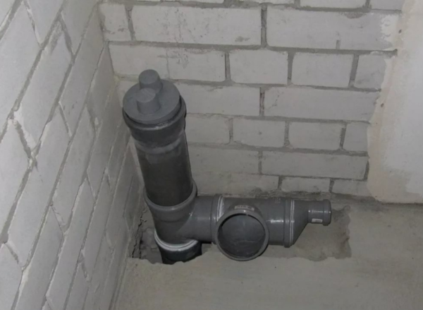 tubo ventilador controla a quantidade de água no sifão