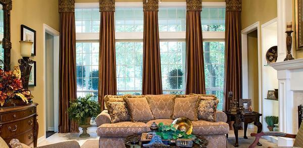 Dėl gyvenamojo kambario langą, nupiešti klasikinio stiliaus, puikiai tinka žaliuzių ruda satino