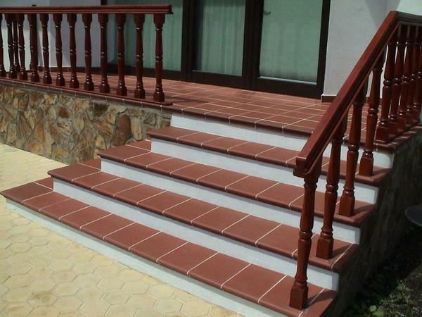 The stair tile has a rough surface, so that the foot does not slip over it when it is wet