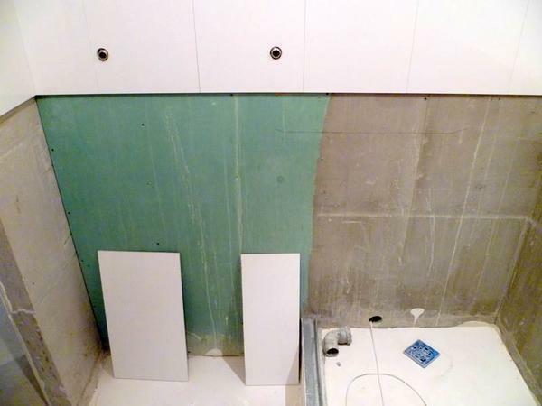 Before proceeding to the facing of the walls with plasterboard, it should be prepared in advance, removing all impurities from the surface